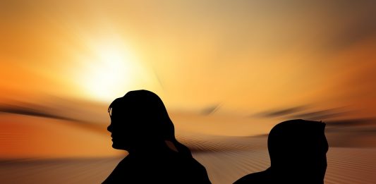 האישה הקדימה ופתחה תיק בבית המשפט לענייני משפחה ?? אולי בפני הבעל קיימת עדיין אפשרות להעברת התיק לבית הדין הרבני.