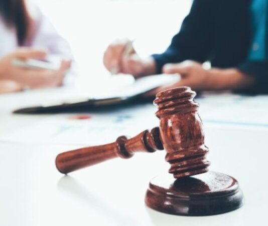 כשהבית הופך לזירת אלימה: למה תלונה על אלימות במשפחה משנה הכול כמעט מיד